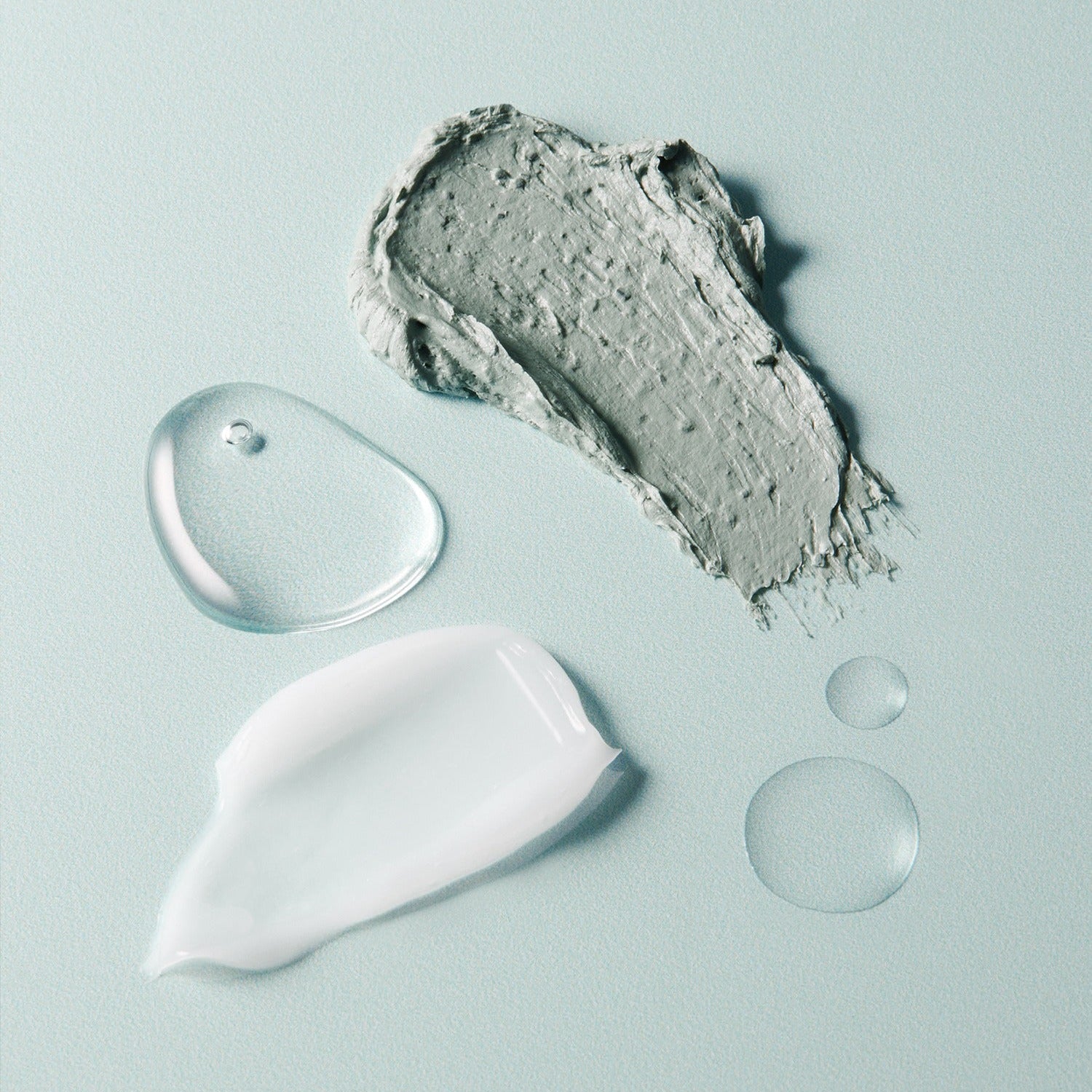 AROMATICA Super Tea Tree Clay Mask Cleanser 150ML de la marque AROMATICA, flacon crème et texture argile sur fond bleu