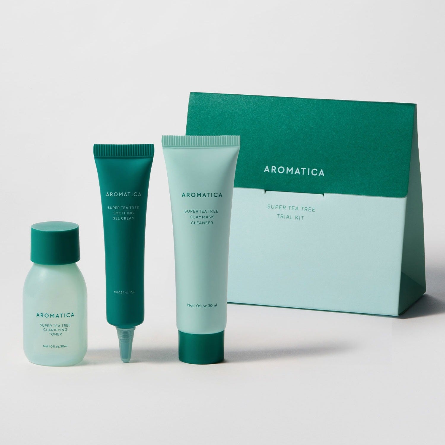 AROMATICA Super Tea Tree Trial Kit & Mini Essentials : coffret vert avec flacon et tubes sur fond blanc, marque AROMATICA.