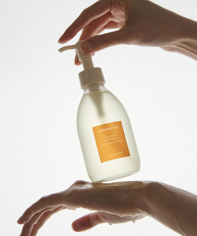 AROMATICA Vitalizing Rosemary Pore Cleansing Oil 200ML entre les mains, nettoyant visage naturel au romarin pour des pores purifiés et vitalité