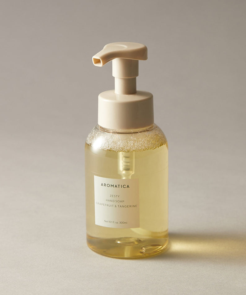 AROMATICA Zesty Hand Soap Grapefruit & Tangerine 300ML : flacon pompe sur fond clair, gel mains marque AROMATICA.