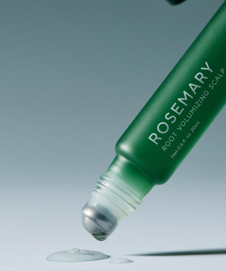 AROMATICA Rosemary Root Volumizing Scalp Ampoule 20ML sur fond gris, bouteille verte ouverte avec liquide coulant