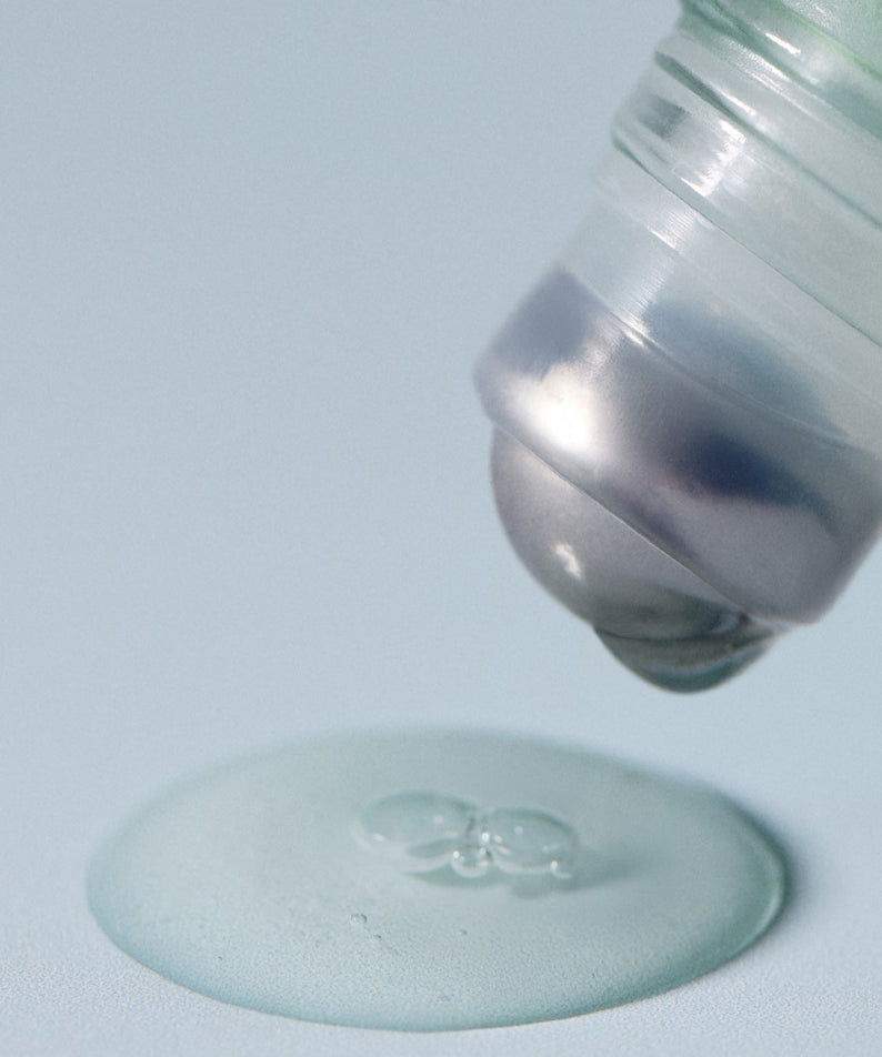 AROMATICA Rosemary Root Volumizing Scalp Ampoule 20ML en application, texture de l'ampoule sur le cuir chevelu.