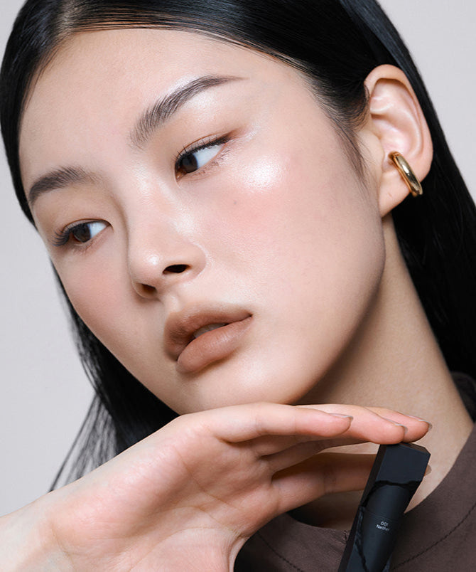 ARTESINSA Silky Blur Tints : vue maquillage visage sur femme, floutage soyeux, peau lisse, marque ARTESINSA, fond clair.