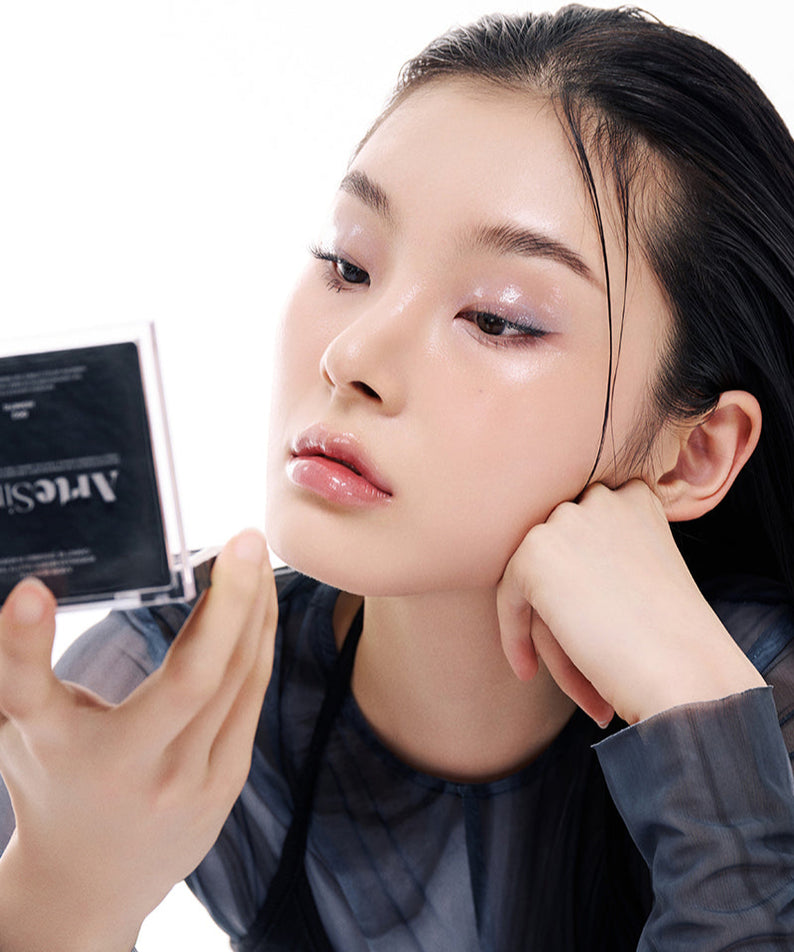 ARTESINSA Unvoiced Eye Palettes : maquillage yeux, palette tenue près du visage, jeune femme, intérieur lumineux