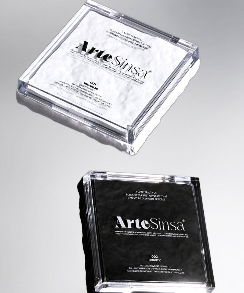 ARTESINSA Unvoiced Eye Palettes de la marque ARTESINSA, boîtiers ouverts sur fond gris, gros plan maquillage yeux.
