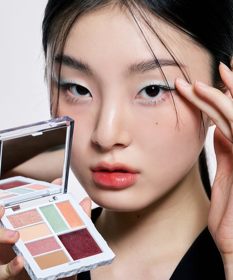 ARTESINSA Unvoiced Eye Palettes : palette yeux présentée sur un visage maquillé, mains et dégradés de couleurs visibles.