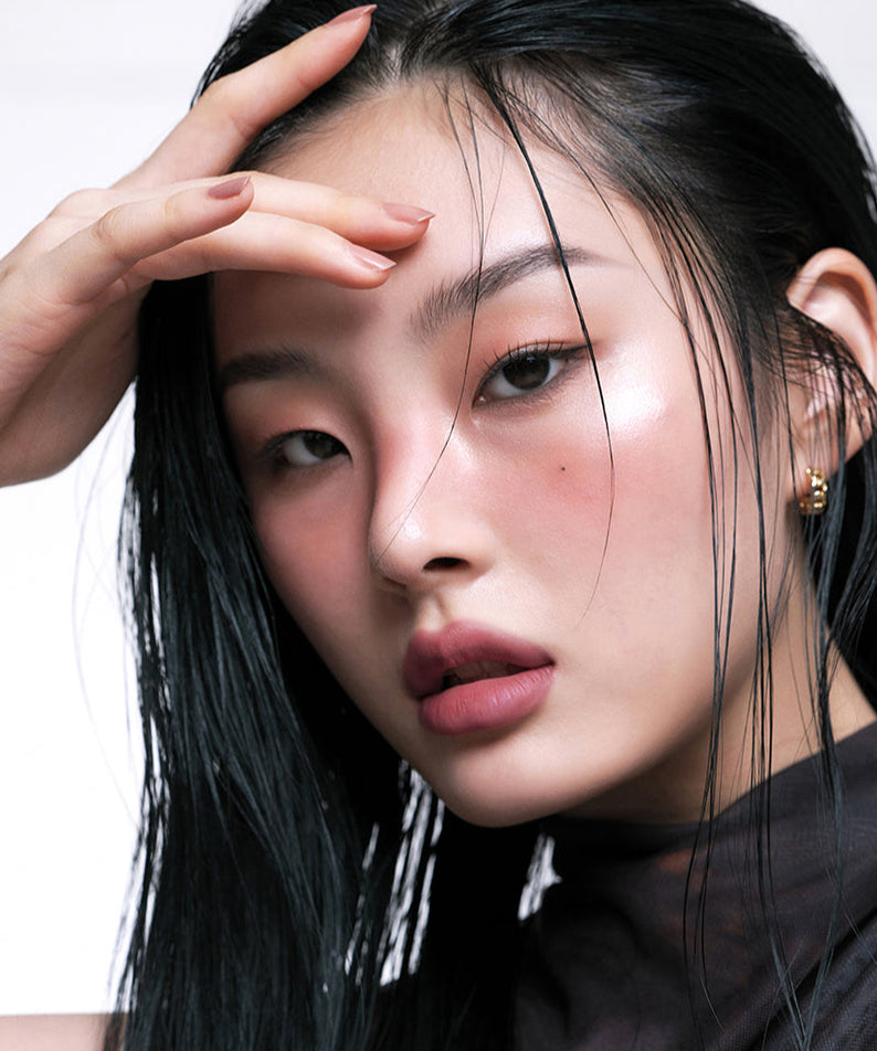 Femme portant ARTESINSA Silky Blur Tints, maquillage naturel et lumineux.