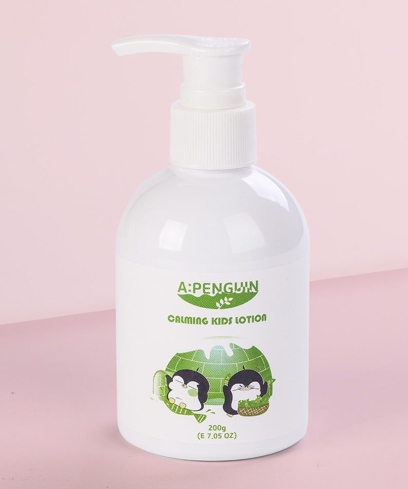 ATOMANDE Arctic Penguin Kids Children Calming Lotion Skin Soothing Moisturizing Body 200ml, flacon avec pompe sur fond rose.
