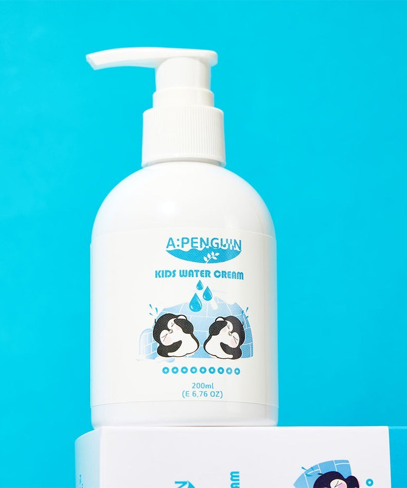ATOMANDE Arctic Penguin Kids Children's Water Essence Moisture Cream Body Lotion 200ml, flacon pompe sur fond bleu, ambiance jeunesse.