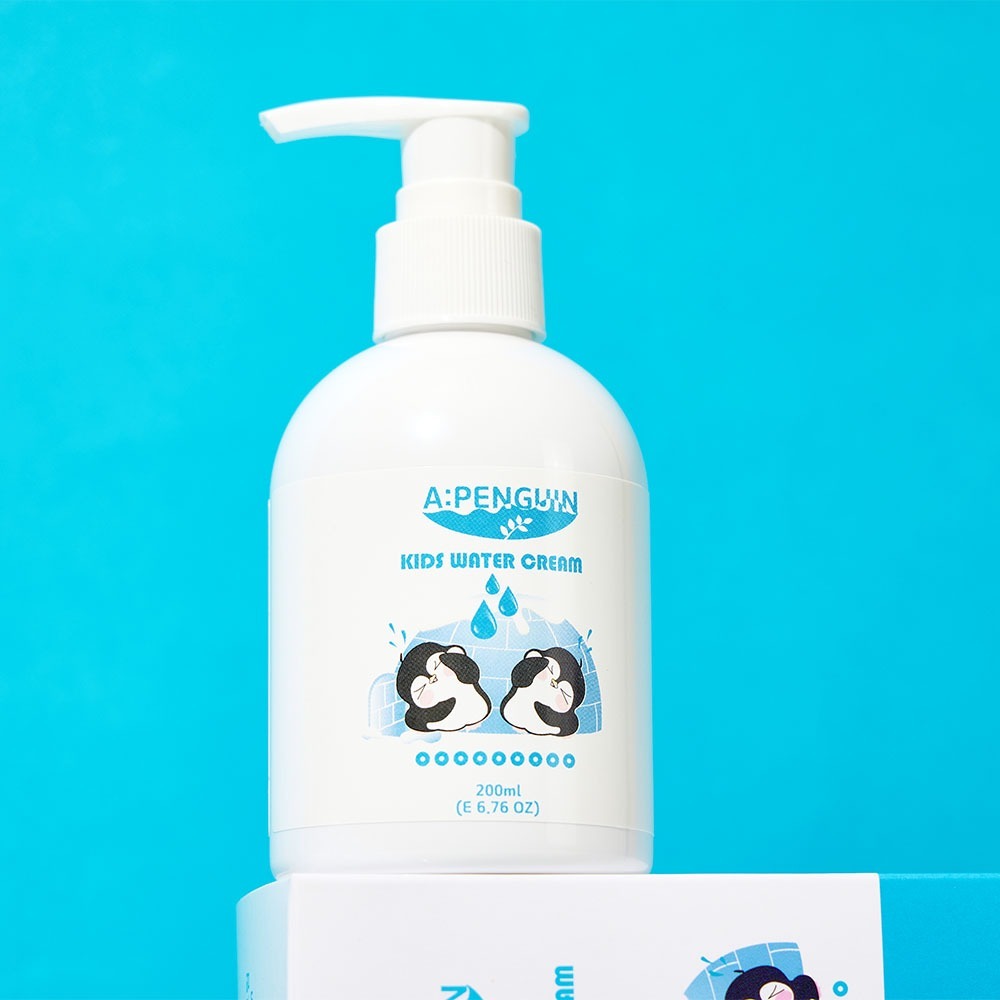 ATOMANDE Arctic Penguin Kids Children's Water Essence Moisture Cream Body Lotion 200ml, flacon pompe sur fond bleu, ambiance jeunesse.