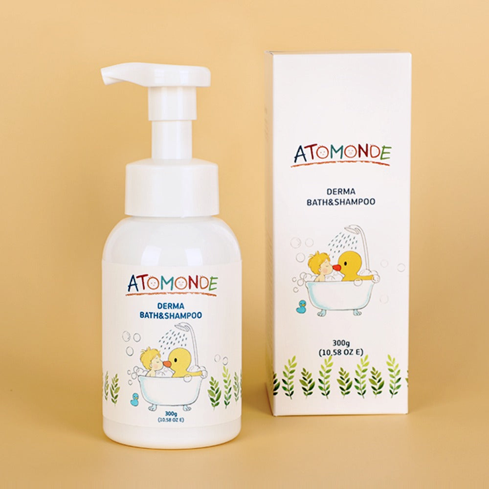 ATOMANDE Derma Bath & Shampoo Bubble Cleanser Foam Type 300g : bouteille pompe et boîte, décor bain mignon sur fond beige