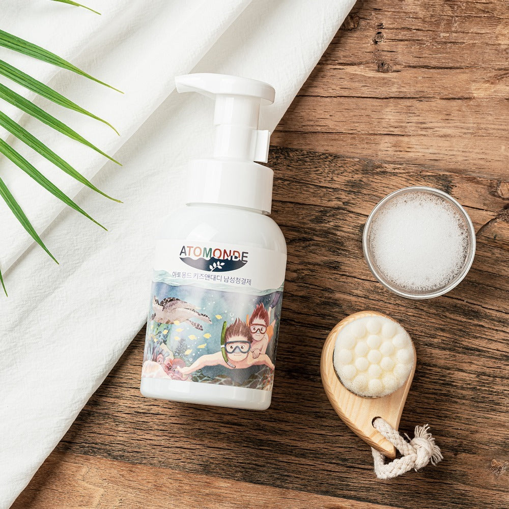 ATOMANDE Kids & Daddy Men's Cleanser Foam Type 300g : nettoyant en mousse sur serviette, pompe, savon, ambiance bois.