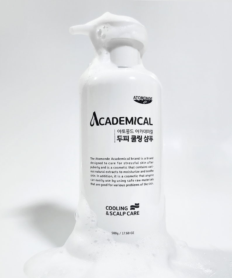 ATOMANDE Academic Scalp Cooling Shampoo 500ml avec mousse blanche sur une bouteille, améliorant la santé du cuir chevelu.