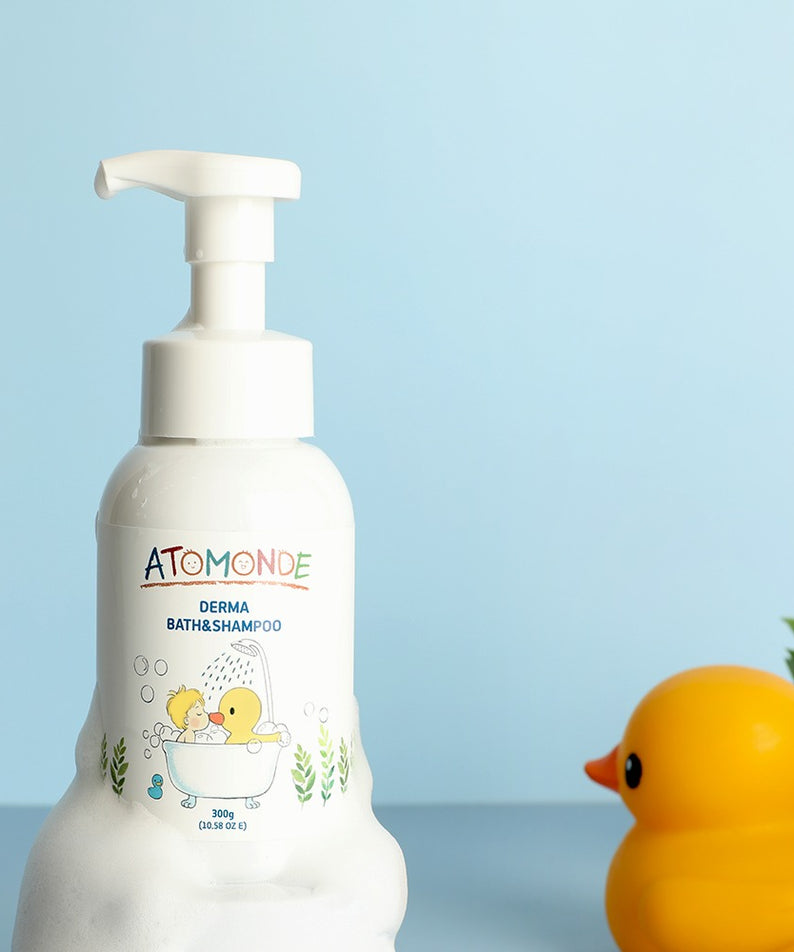 ATOMANDE Derma Bath & Shampoo Bubble Cleanser Foam Type 300g en bouteille avec canard jaune et fond bleu en arrière-plan.
