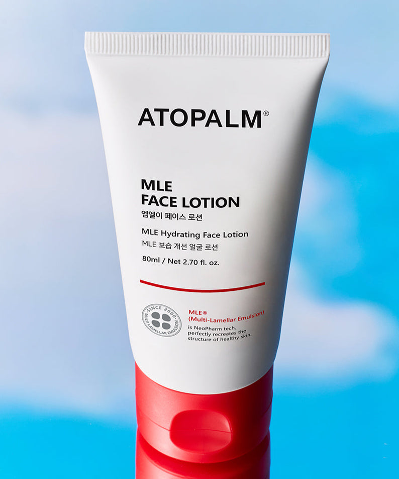 Crème visage hydratante ATOPALM Face Lotion 80ml sur fond bleu.