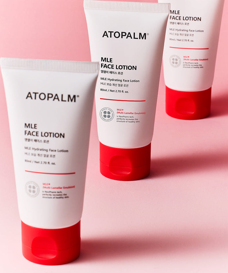 ATOPALM Face Lotion 80ml, hydratant visage, soin de la peau, lotion légère, emballage rouge sur fond rose.