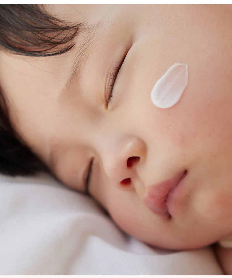 Bébé endormi avec crème ATOPALM Face Lotion 80ml sur la joue, hydratation douce pour la peau sensible des enfants.