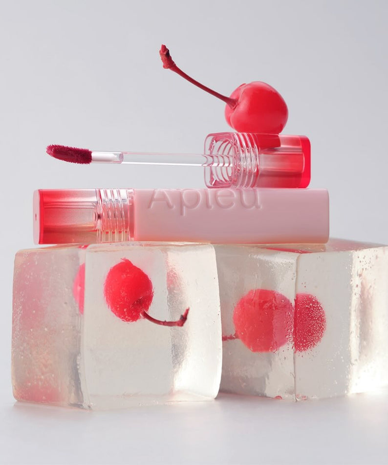 Teinte lèvres A'PIEU Juicy Pang Jelly Tint avec élégants cubes de gelée cerise pour un look brillant et hydraté.