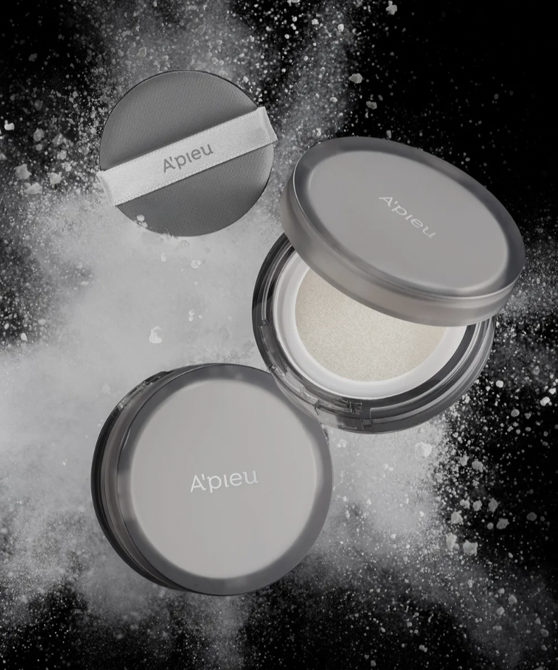 A'PIEU Waterlock Finisher Super Velvet sur fond noir avec poudre blanche en arrière-plan, cosmétique haut de gamme pour une finition veloutée.