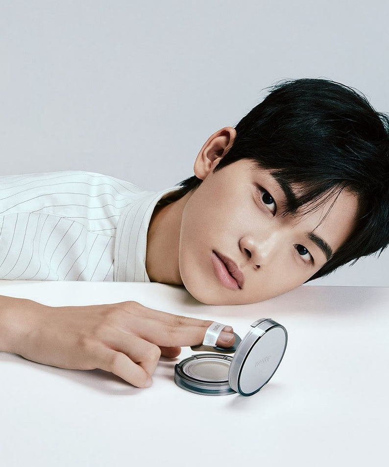 Homme utilisant A'PIEU Waterlock Finisher Super Velvet sur une table blanche.