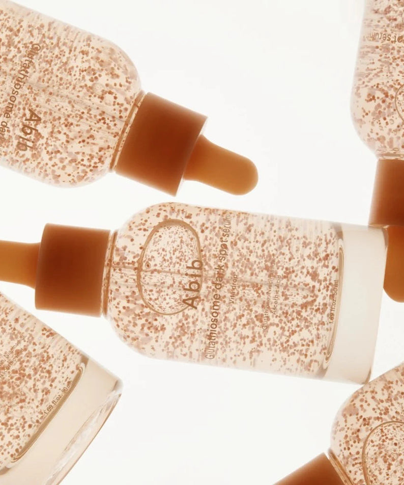 Flacons de ABIB Glutathiosome Spot Serum Vita Drops 50ml avec design élégant sur fond clair.