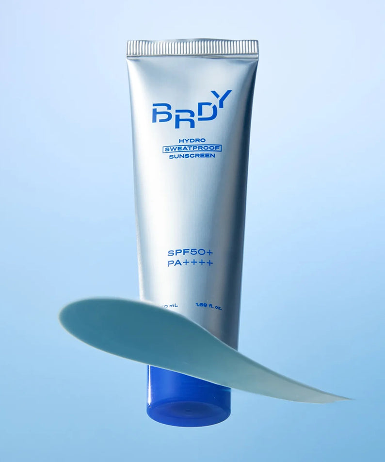 B.READY Hydro Sweatproof Sunscreen 50ml crème solaire hydrofuge en tube de 50ml avec protection SPF50+ et PA++++ sur fond bleu clair.