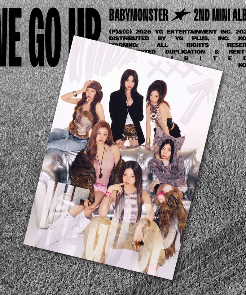 BABYMONSTER - 2nd MINI ALBUM [WE GO UP] POSTCARD Ver. - Album Kpop, carte postale avec photo du groupe sur fond gris.
