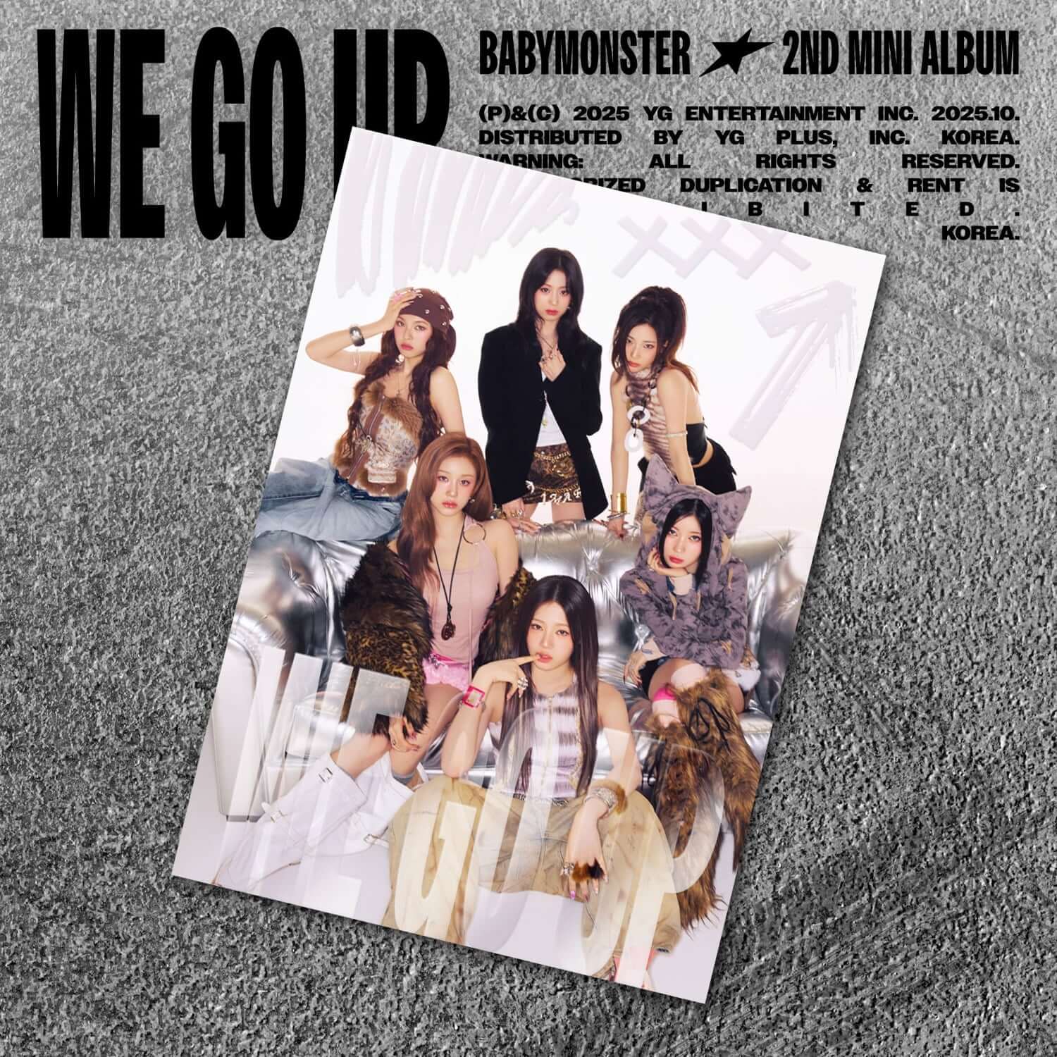 BABYMONSTER - 2nd MINI ALBUM [WE GO UP] POSTCARD Ver. - Album Kpop, carte postale avec photo du groupe sur fond gris.