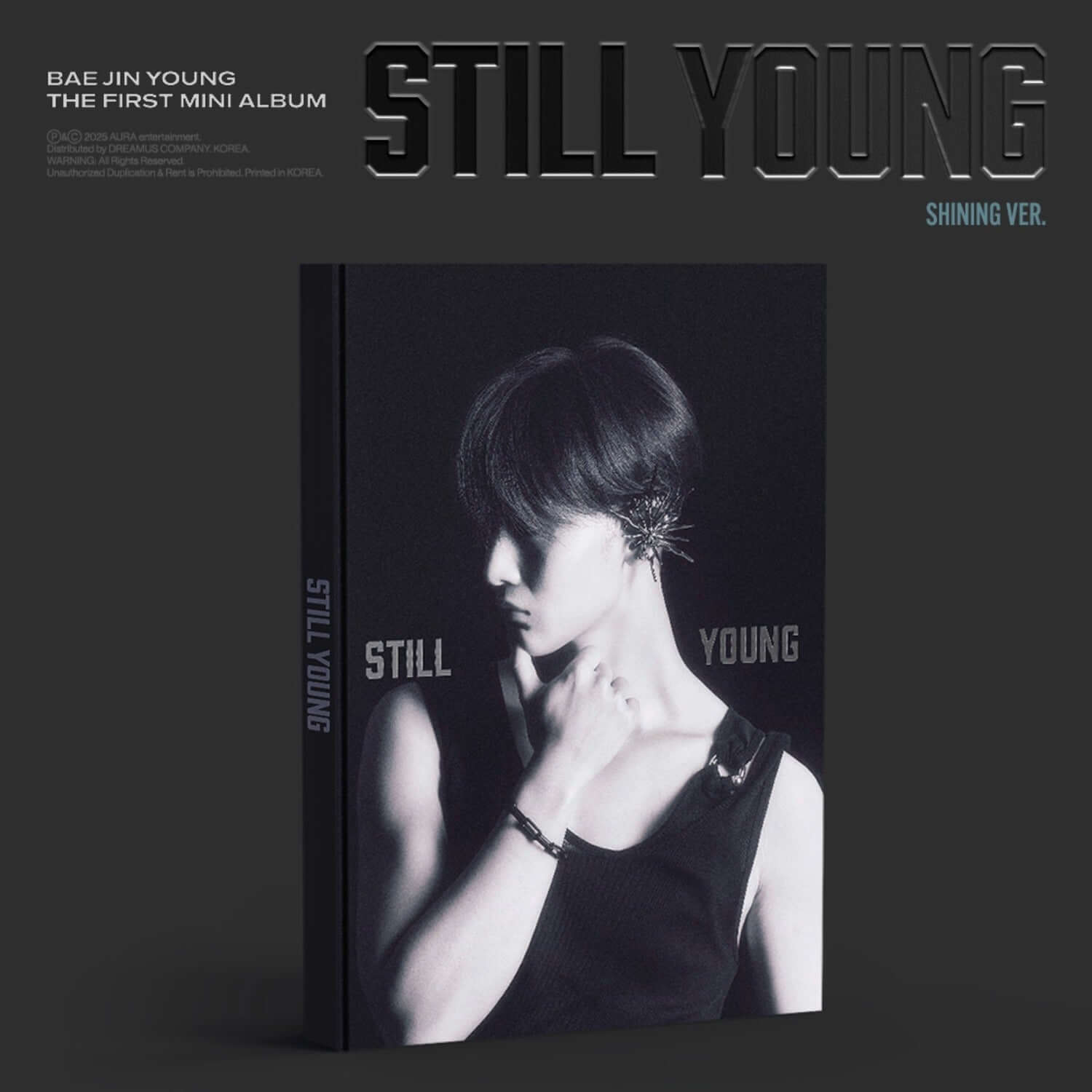 BAE JINYOUNG - 1st Mini Album [STILL YOUNG] (Shining Ver.) - Album Kpop, visuel du cover sur fond sombre