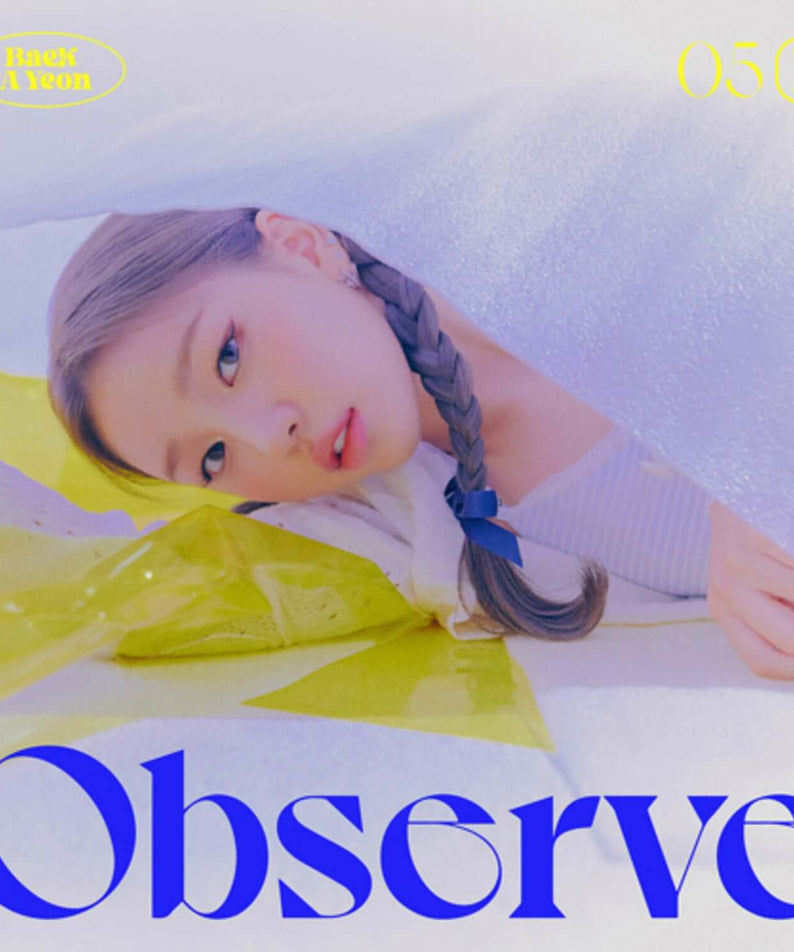 BAEK AYEON - [Observe] - Album Kpop : visuel promo avec la chanteuse en couverture bleue et jaune, marque BAEK AYEON.