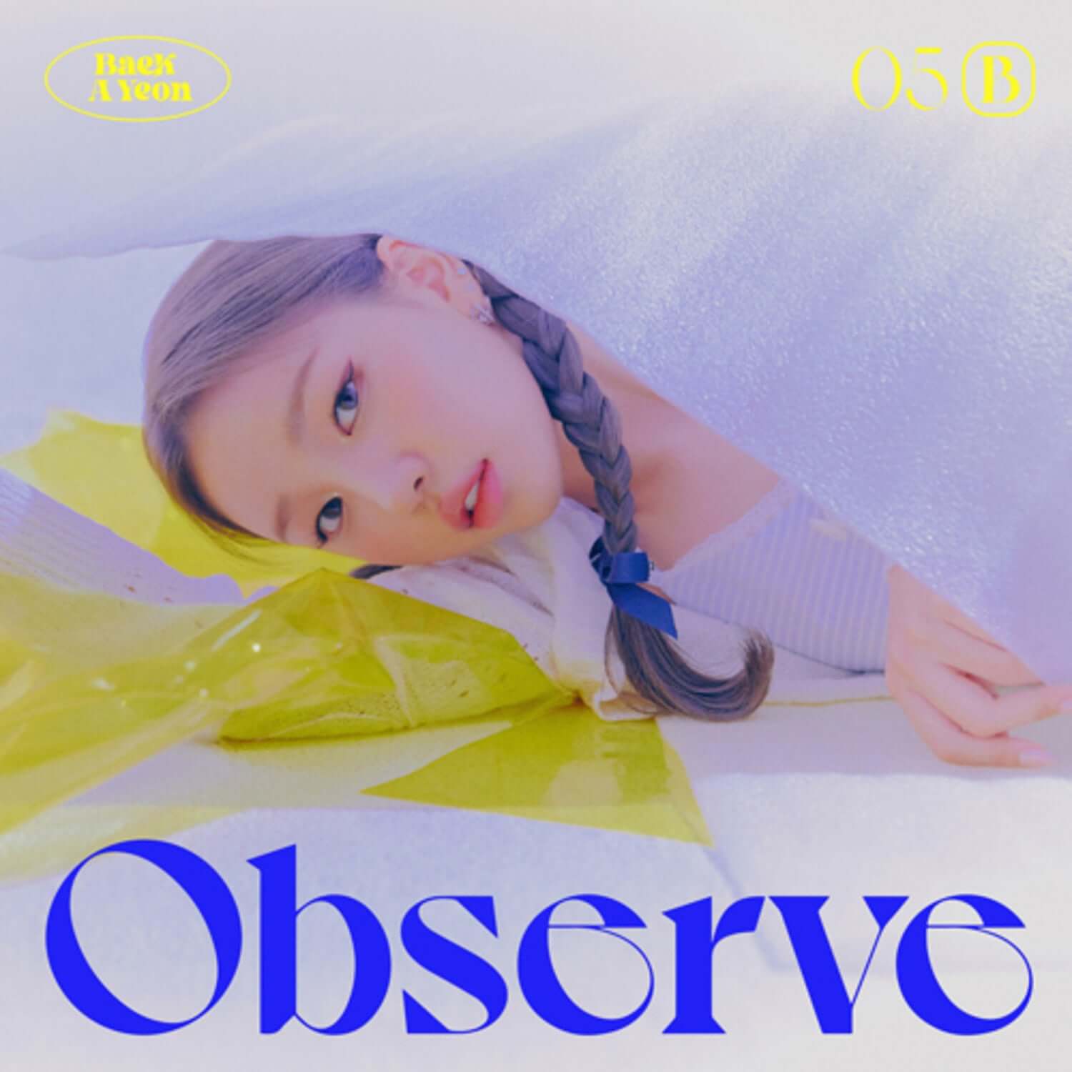 BAEK AYEON - [Observe] - Album Kpop : visuel promo avec la chanteuse en couverture bleue et jaune, marque BAEK AYEON.