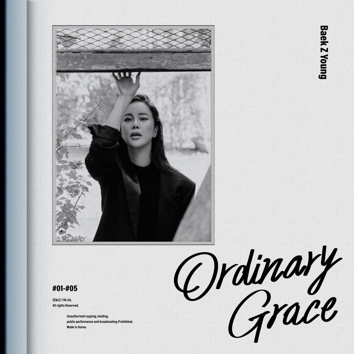 BAEK JIYOUNG - [Ordinary Grace] - Album Kpop : jaquette en noir et blanc, photo de la chanteuse, style urbain