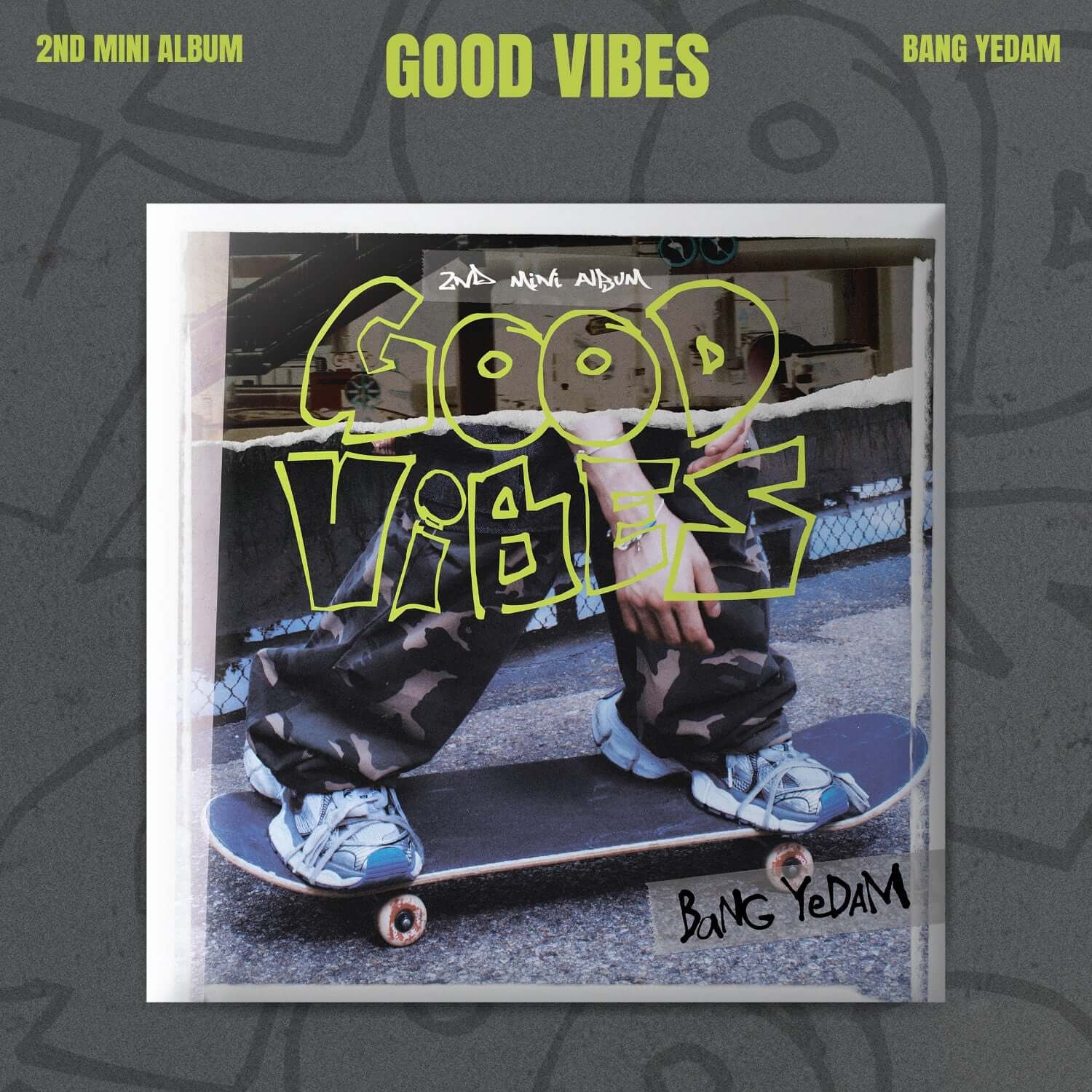 BANG YEDAM - [GOOD ViBES] - Album Kpop : pochette avec skate et texte GOOD VIBES, visuel urbain et moderne.