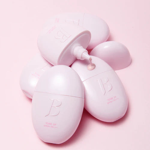 BANILA CO All Day Prep Tone Up Base Cream SPF50+PA++++, flacons roses sur fond rose pastel, style beauté.