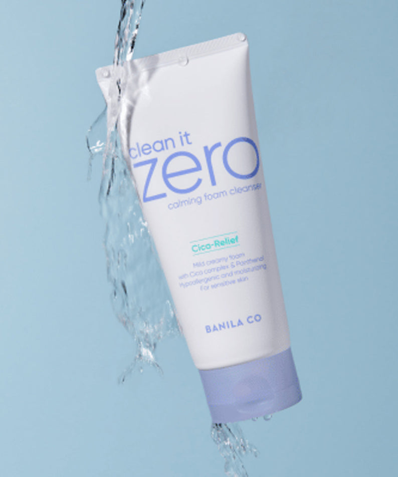 BANILA CO Clean It Zero Calming Foam Cleanser 150ml avec eau coulant sur l'emballage, fond bleu.