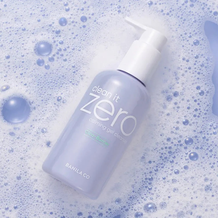 Décris l'image en français : BANILA CO Clean It Zero Calming Gel Cleanser 200ml, flacon BANILA CO sur mousse bleue apaisante