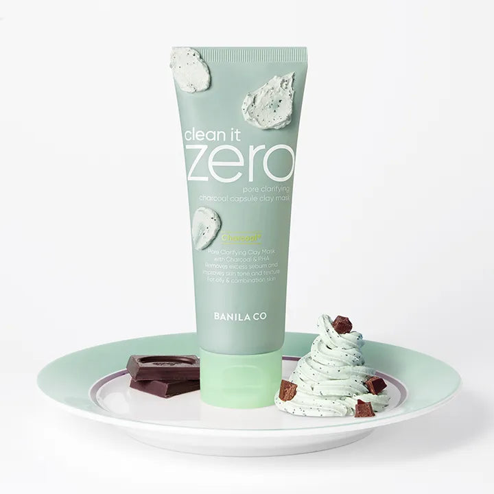 BANILA CO Clean It Zero Charcoal Capsule Pore Clay Mask 100g, tube et masque au charbon sur plateau vert, studio