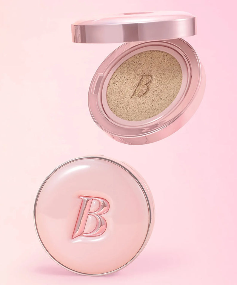 BANILA CO Essence Skin Pink Cushion de BANILACO, packaging rose sur fond pastel, coussin maquillage premium