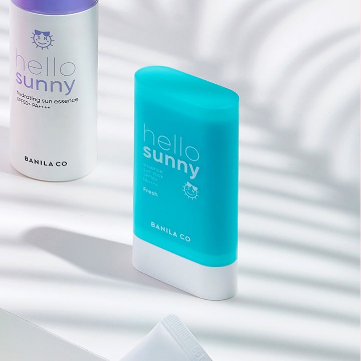 BANILA CO Hello Sunny Essence Sun Stick Fresh SPF50+PA++++ : bâton solaire bleu sur fond blanc, style lumineux, marque visible.