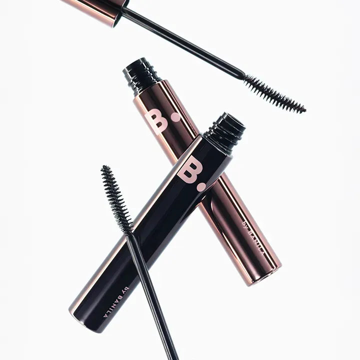 BANILA CO Powerproof Mascara de BANILACO, duo de brosses et mascara sur fond blanc, look maquillage