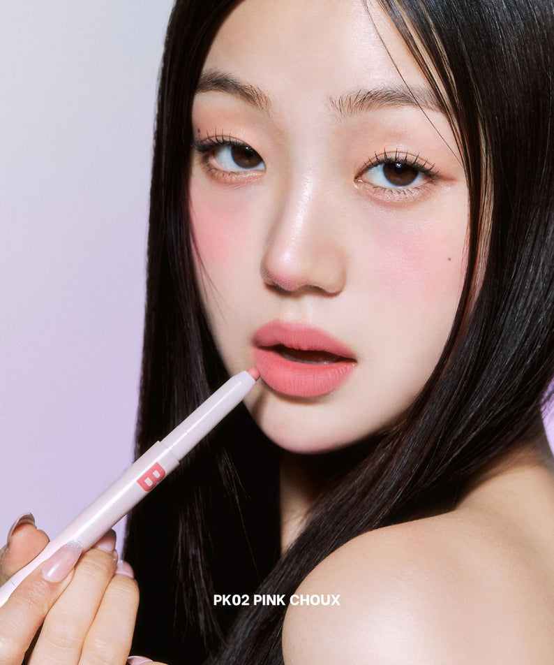 Jeune femme appliquant le produit BANILA CO Smudging Lip Pencil sur ses lèvres roses avec élégance et style.