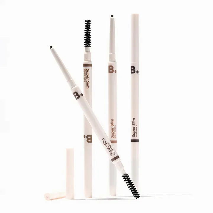 BANILA CO Super Slim Brow Pencil de la marque Banila Co sur fond blanc, stylo à sourcils et embouts mascara.