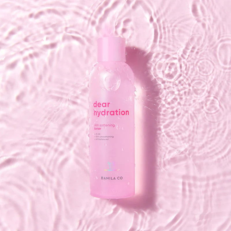 BANILACO Dear Hydration Skin Softening Toner 200ML de BANILACO sur fond rose, spray toner hydratant en contexte visuel.