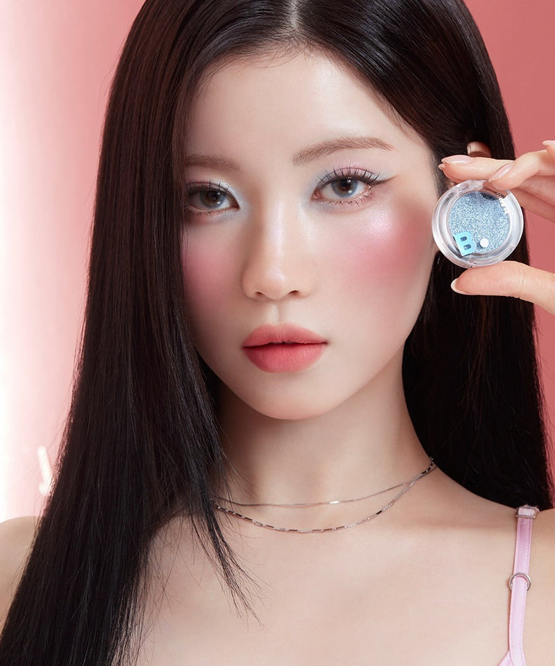 Femme élégante présentant BANILACO Hyper Holobeam Eye Glitter scintillant.