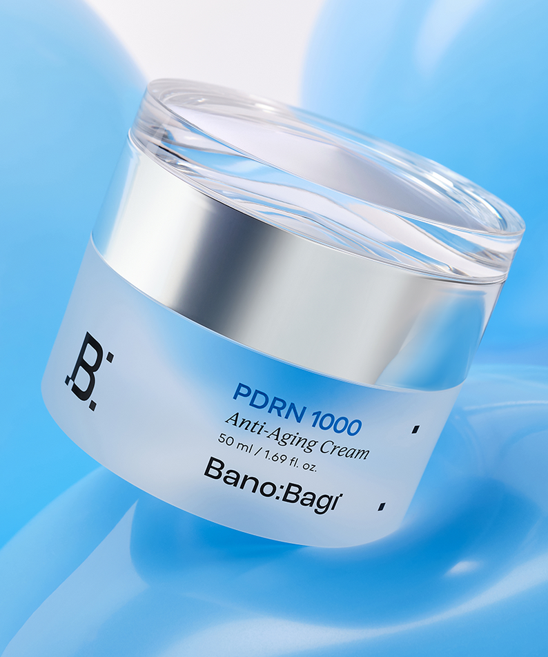 BANOBAGI PDRN 1000 Anti-Aging Cream 50ml en pot sur fond bleu, crème anti-âge Banobagi.