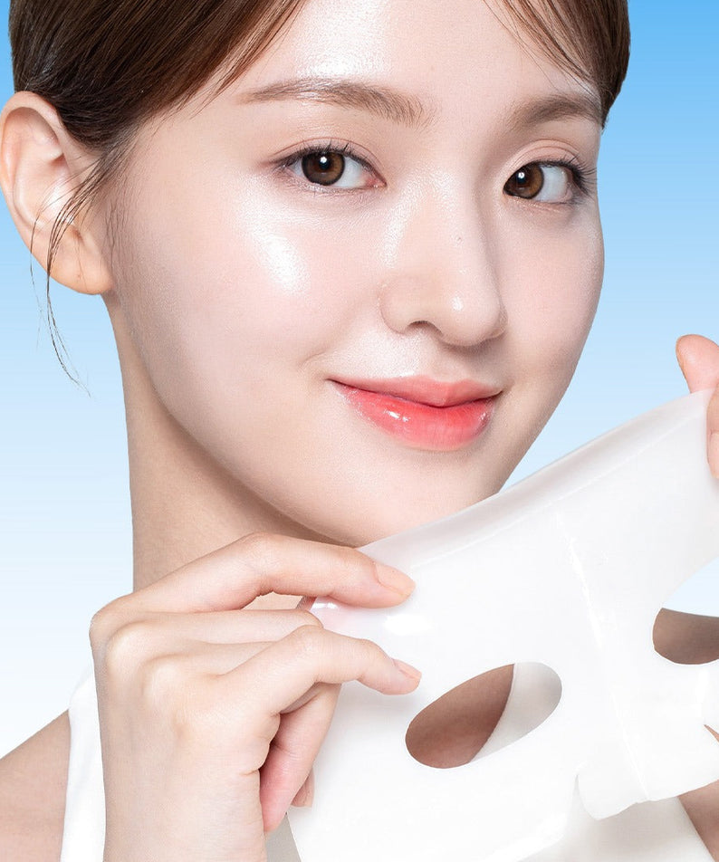 BANOBAGI PDRN Collagen Gel Mask 4 sheets, femme applique un masque en gel, pack non visible, fond bleu, soin visage