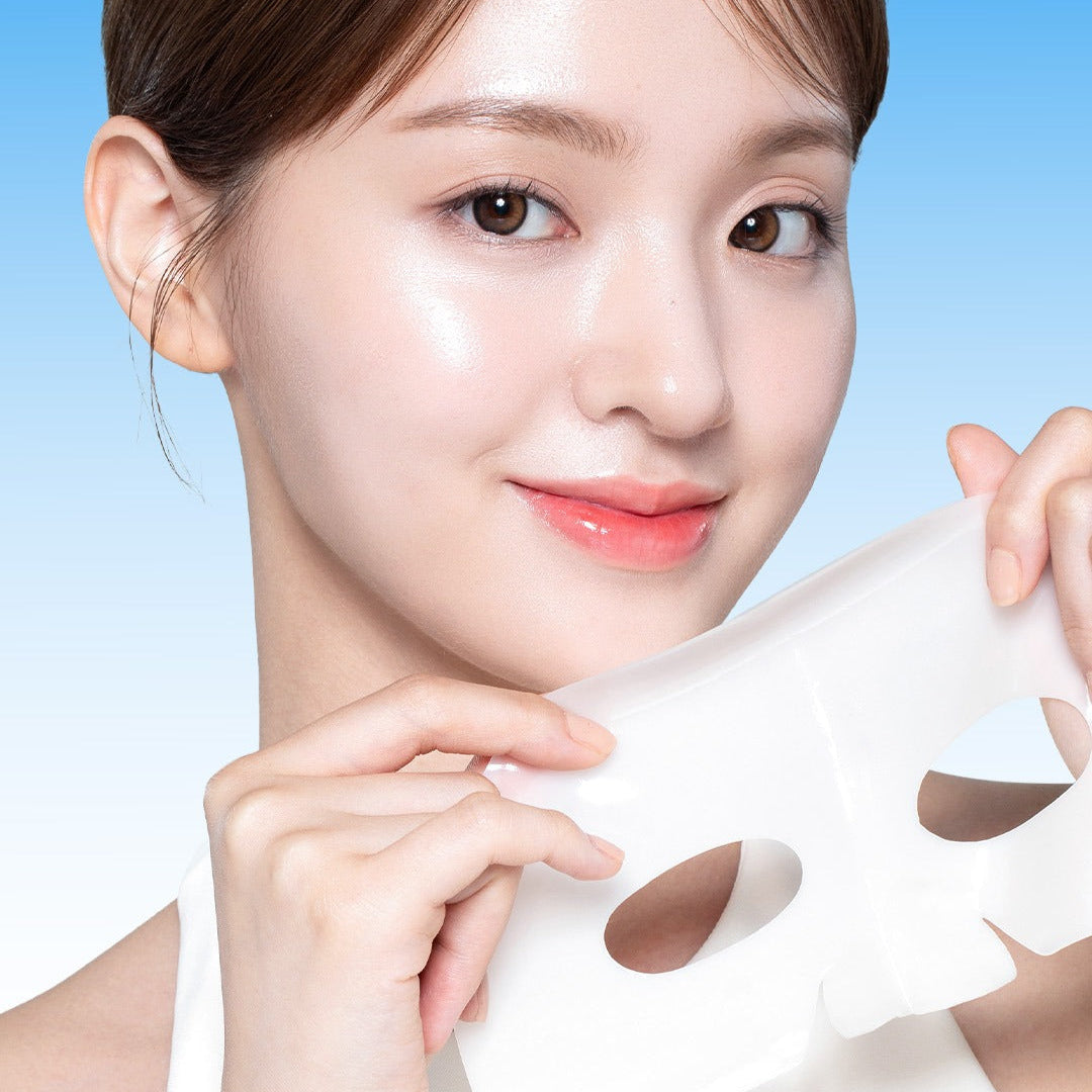 BANOBAGI PDRN Collagen Gel Mask 4 sheets, femme applique un masque en gel, pack non visible, fond bleu, soin visage