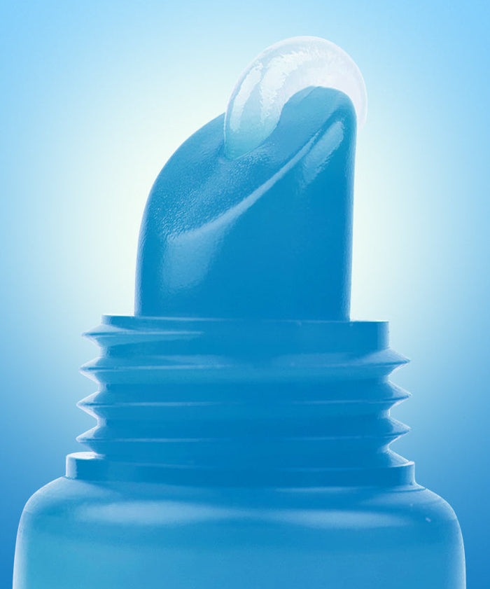 BARULAB Hyaluronic Panthenol Moisturizing Lip Serum 10g, gros plan lèvres avec tube bleu, sur fond bleu.