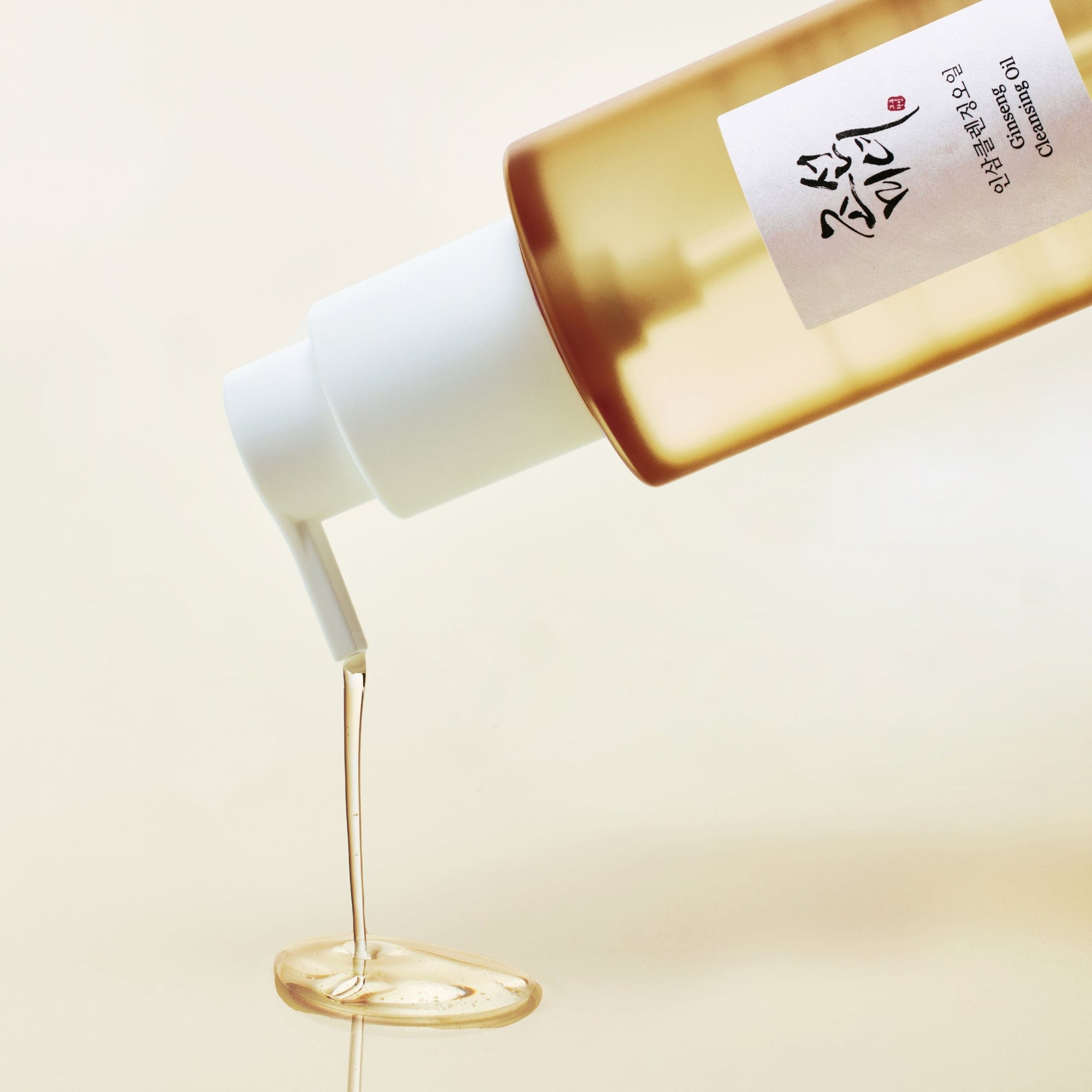 BEAUTY OF JOSEON Ginseng Cleansing Oil 210ml, flacon doré et texture huile, fond clair, contexte soin visage