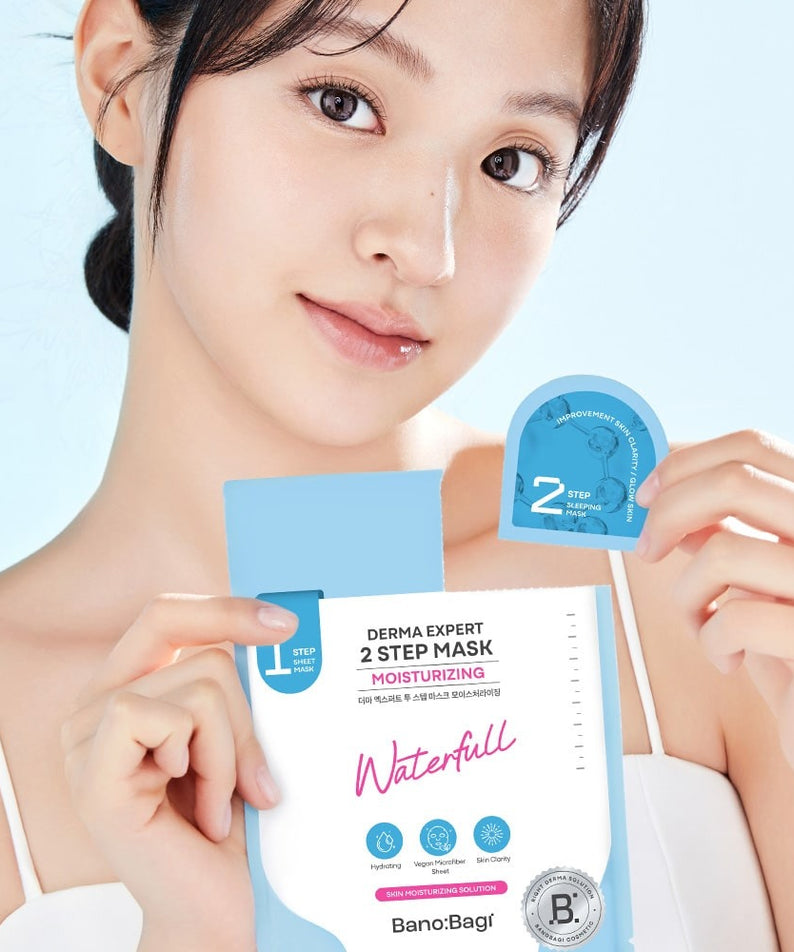 Femme tenant un masque BANOBAGI Derma Expert 2 Step Mask Moiturizing, hydratation intense pour une peau éclatante.